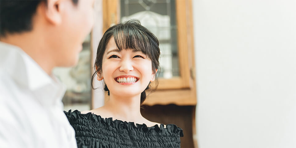 微笑むお見合い中の男女