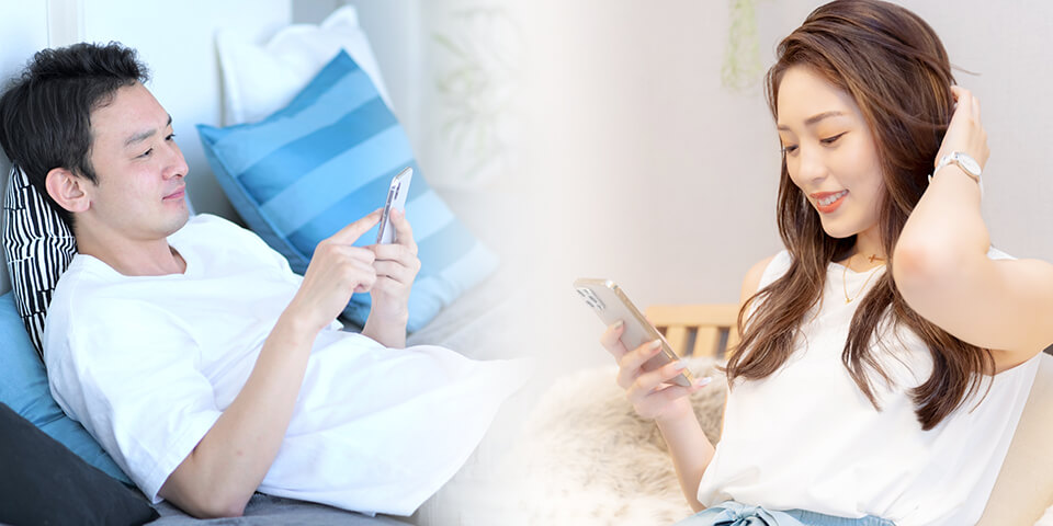 スマホで結婚相手探しをする男女